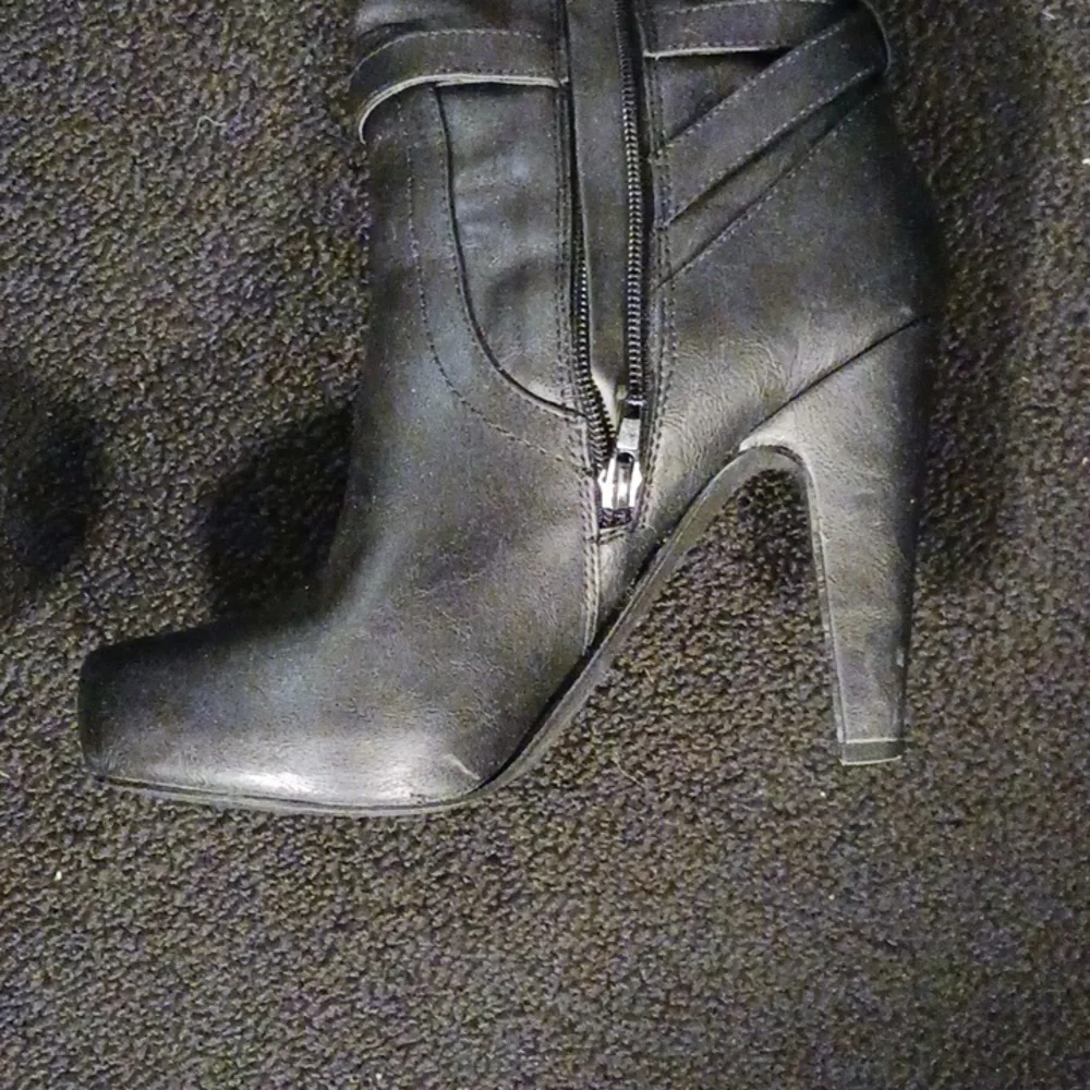 Guess boots